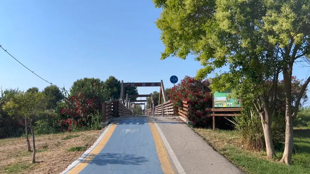 The cycle and pedestrian bridge towards Villa Rosa and the northern coast