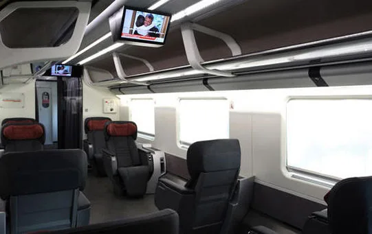 Interno della carrozza Executive Frecciarossa con ampie poltrone distanziate