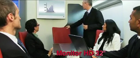 Riunione nell'Area Meeting Frecciarossa con monitor da 32 pollici