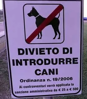 Cartello con divieto per i cani e riferimento all’ordinanza
