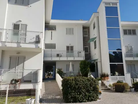 L’ingresso sul lato ovest del residence