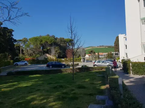 Gli spazi esterni e il parcheggio interno del residence