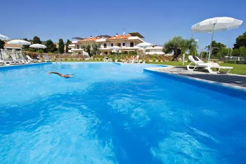 La piscina e gli ombrelloni del residence