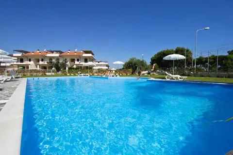 La piscina e gli spazi intorno all’acqua