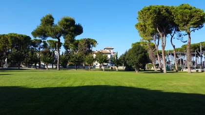 Il grande prato verde del Parco della Pace