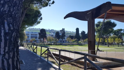 Il palco e la vista verso le colline