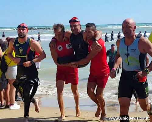 Alex Zanardi mentre esce dall'acqua dopo la prova di nuoto all'Ironman 70.3 di Pescara 