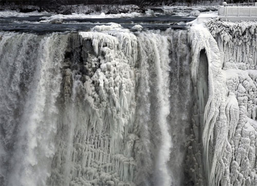 Foto cascate niagara ghiacciate