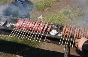 girare arrosticini in cottura