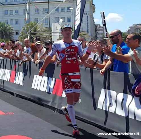 Foto di Cyril Viennot all'arrivo Ironman 70.3 di Pescara 