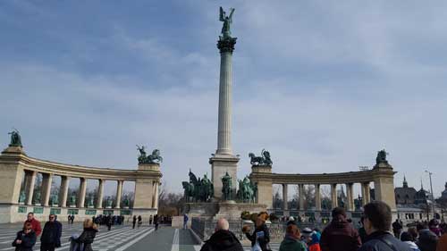 Foto frontale piazza degli eroi